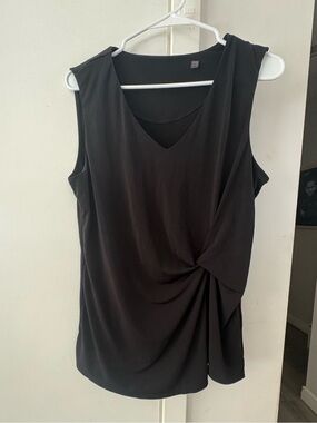 Black Sleeveless Twist-Front Women’s Top